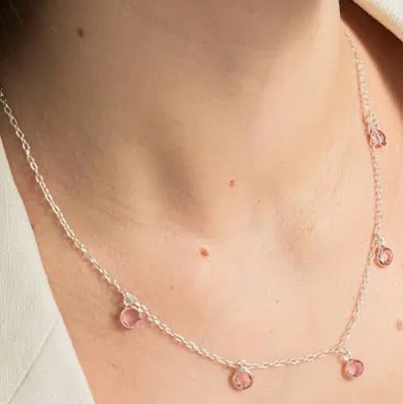 Colar prata com pingentes rosa
