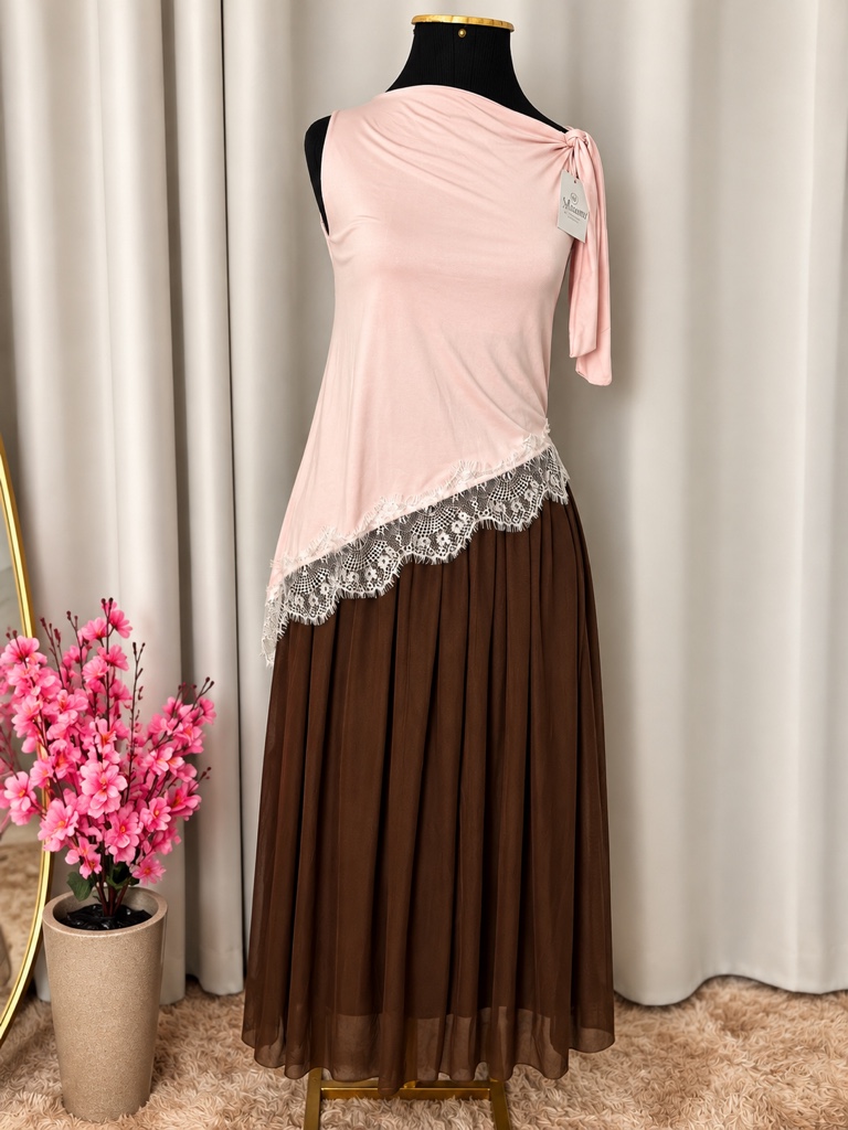 Blusa rosa com renda + saia longa tule
