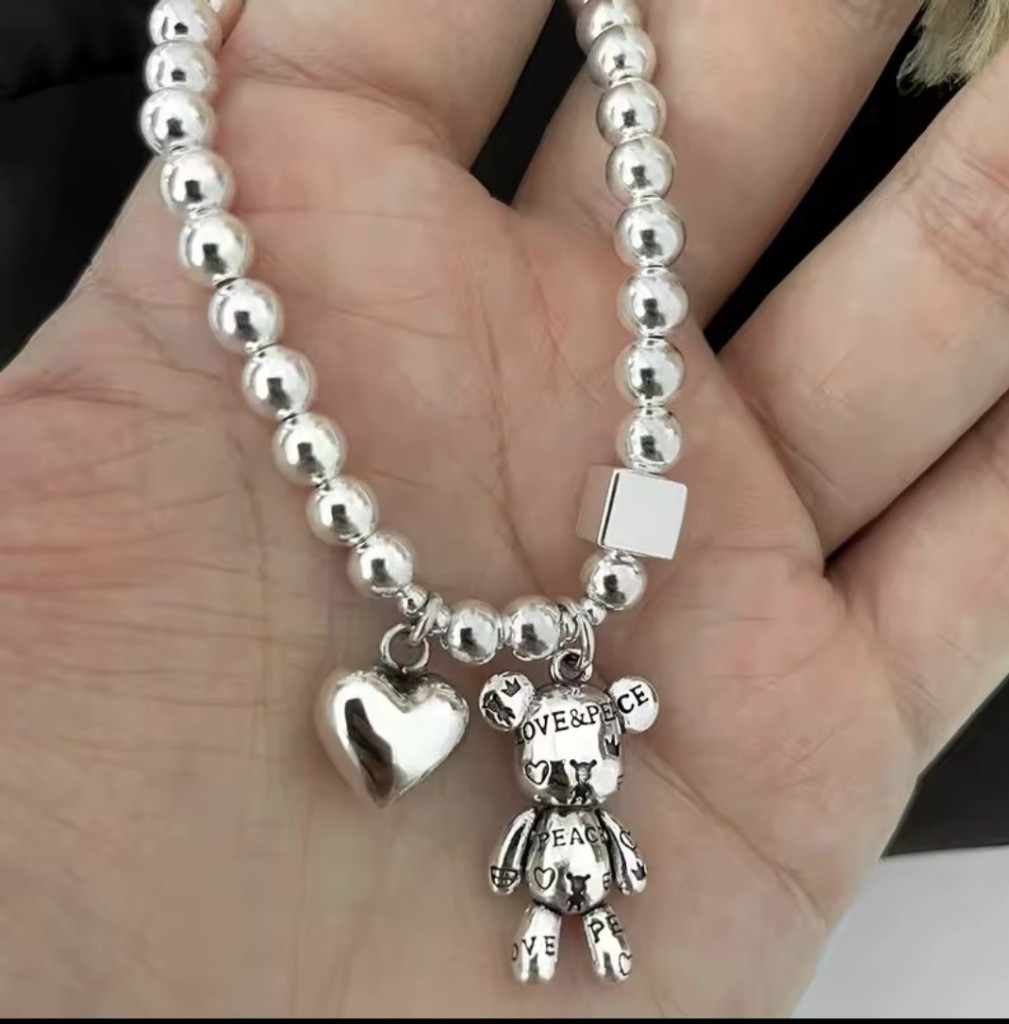 Pulsera plateada con dije oso