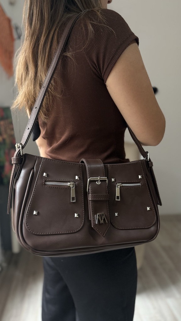 Cartera marron con tachas