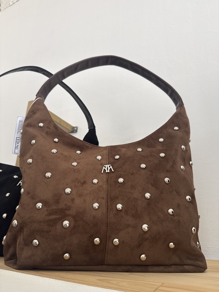 cartera marron tachas