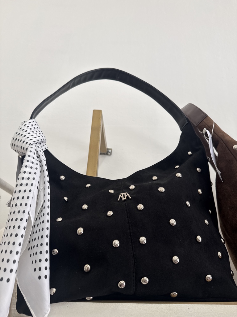 Cartera grande negra con tachas