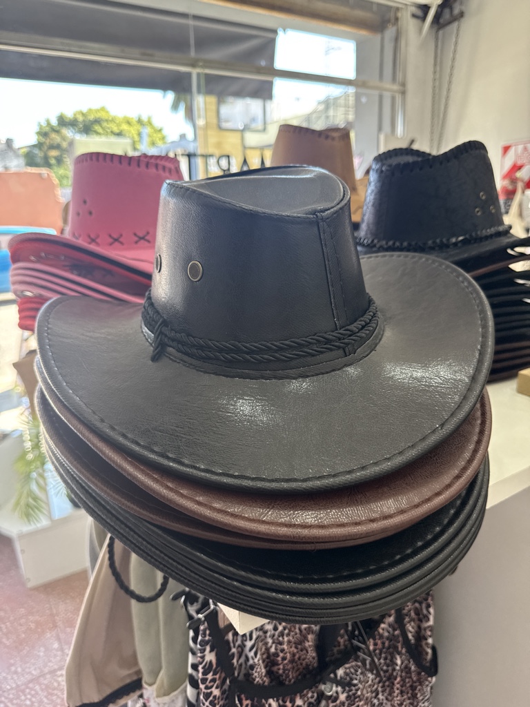 Sombrero negro y chocolate