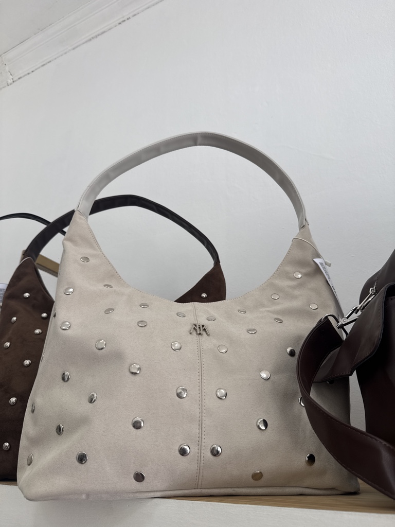 Cartera crema con tachas
