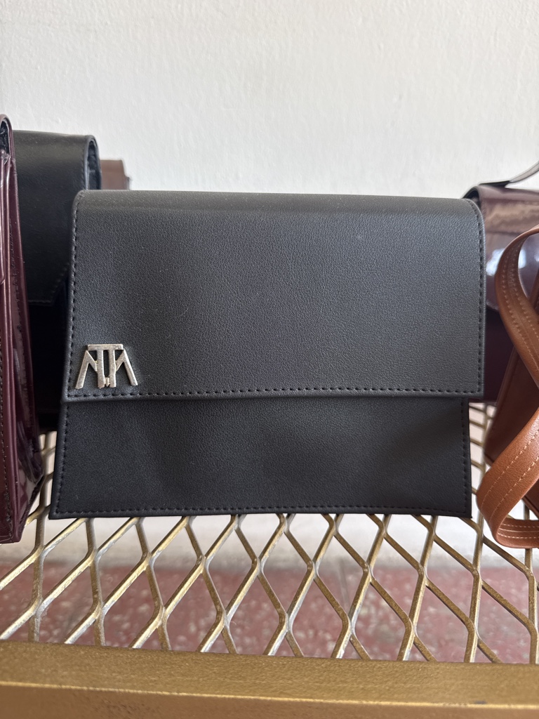 Cartera con tapa negra