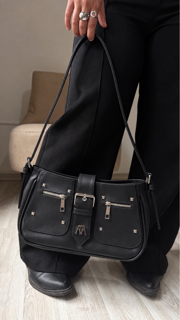 Cartera negra con tachas