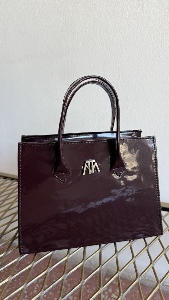 Mini bag rígida charol bordo