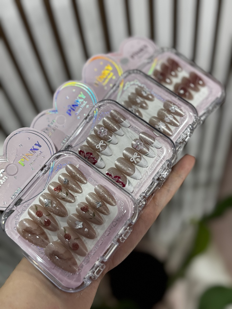 Uñas postizas en cajita