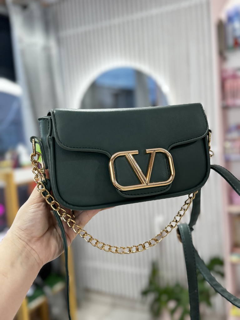 Cartera verde con detalle en dorado