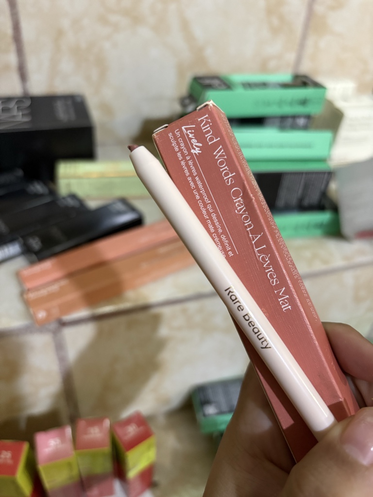 Delineador para labios Rare Beauty tono LIVELY