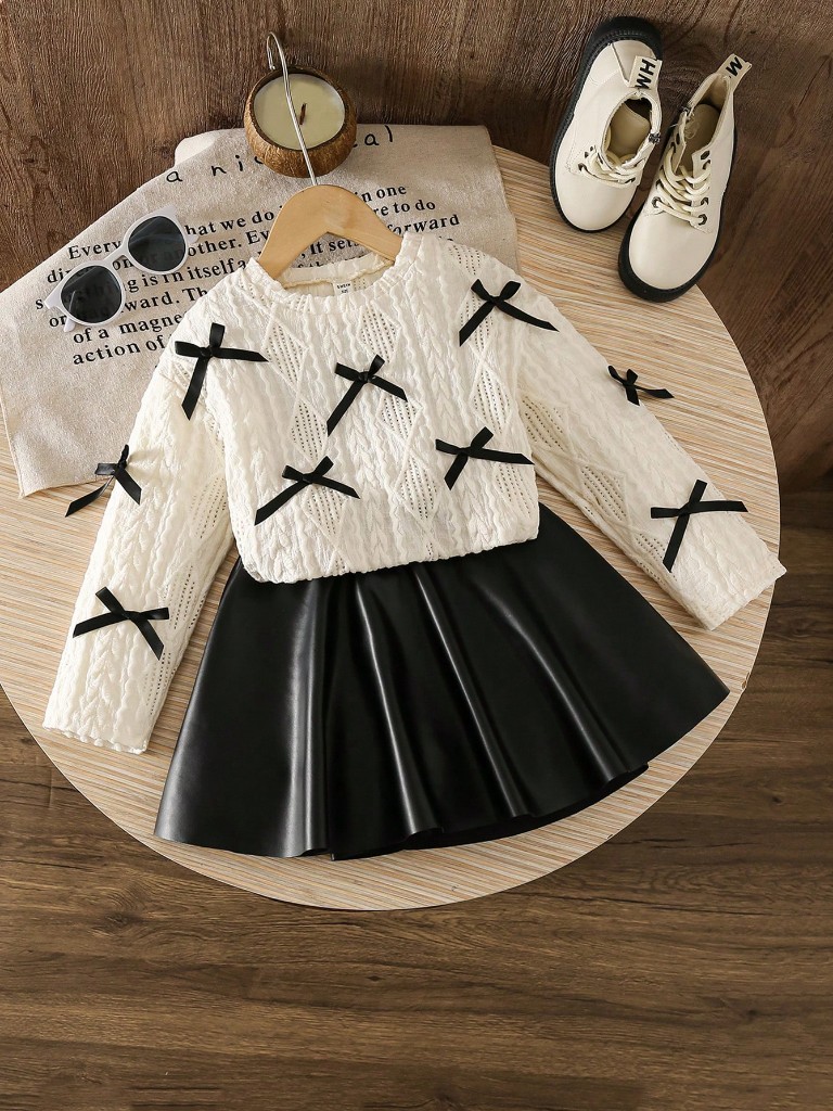 Conjunto de Falda de cuerina negra y Suéter con lazos negros