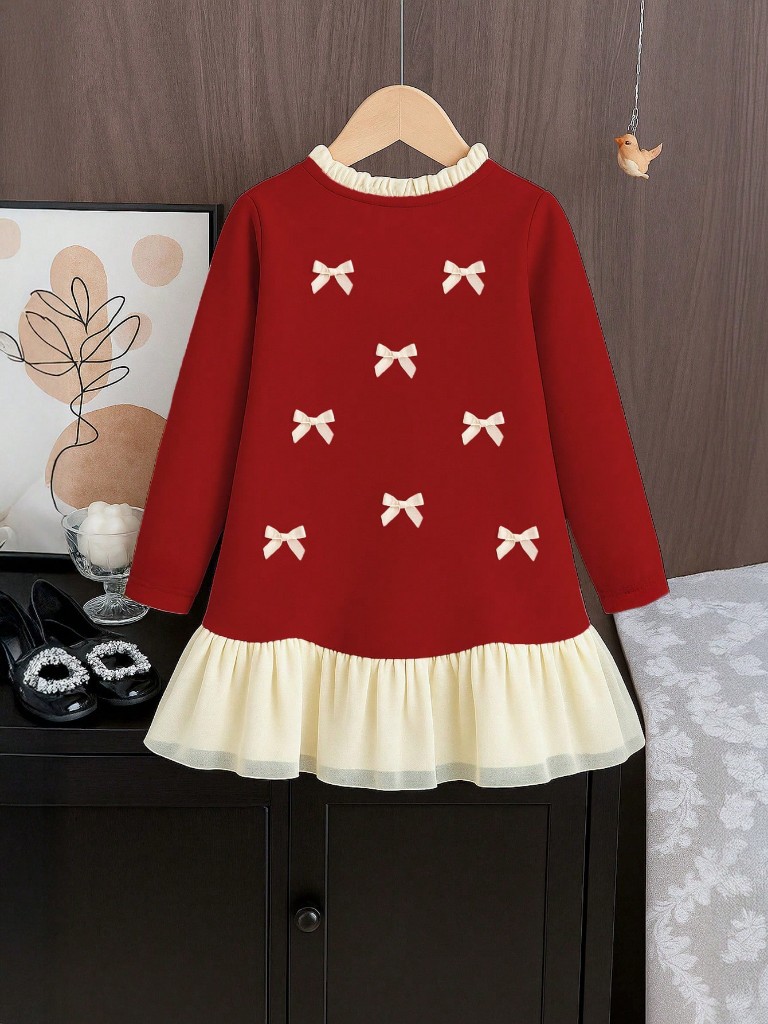 Vestido con parte inferior color crema y Parte superior de color rojo con lazos