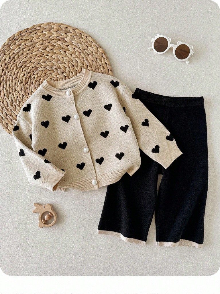 Conjunto de Mono negro y Suéter beige con corazones negros