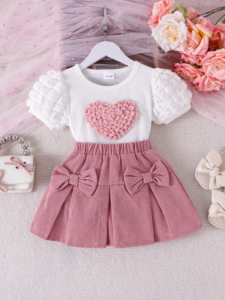 Conjunto de Falda rosa y Blusa blanca con mangas abullonadas
