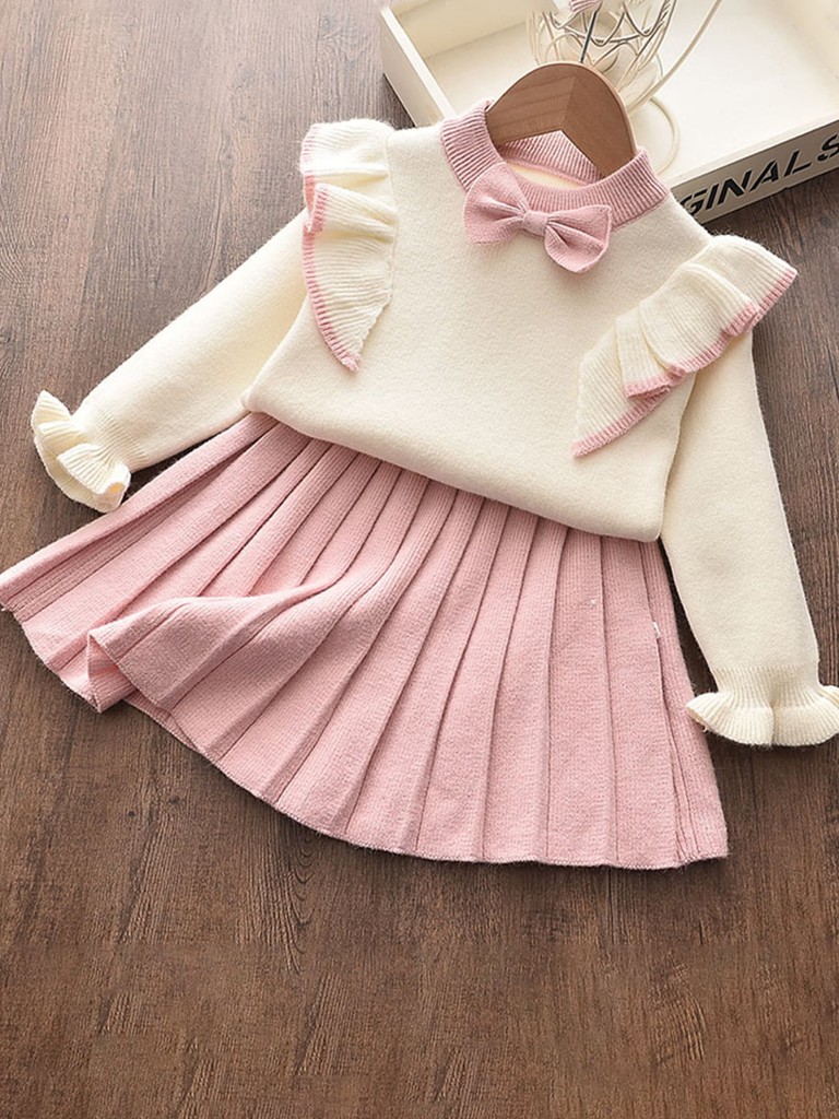 Conjunto de Falda plisada rosa con suéter color crema