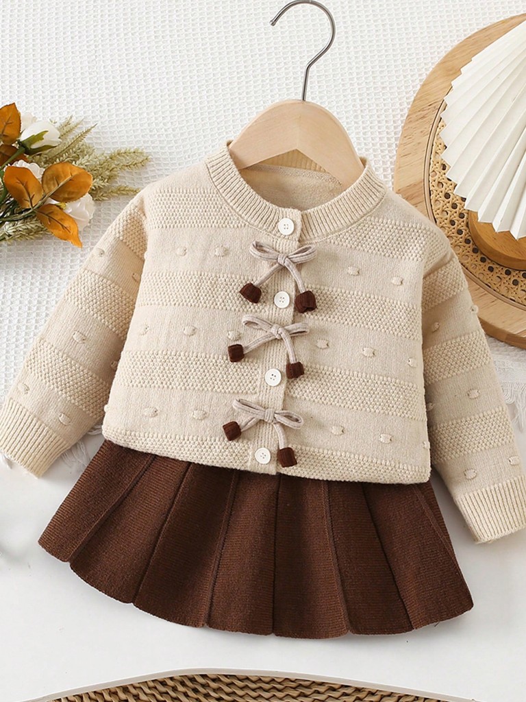 Conjunto de Falda marrón y Suéter beige con lazos
