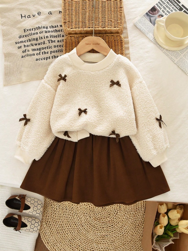 Conjunto Falda marrón y Suéter beige con lazos de color marrón