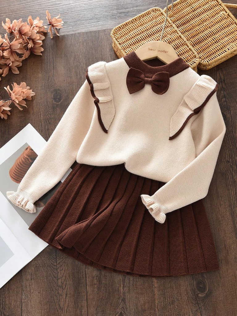Conjunto de Falda plisada marrón y Suéter color crema