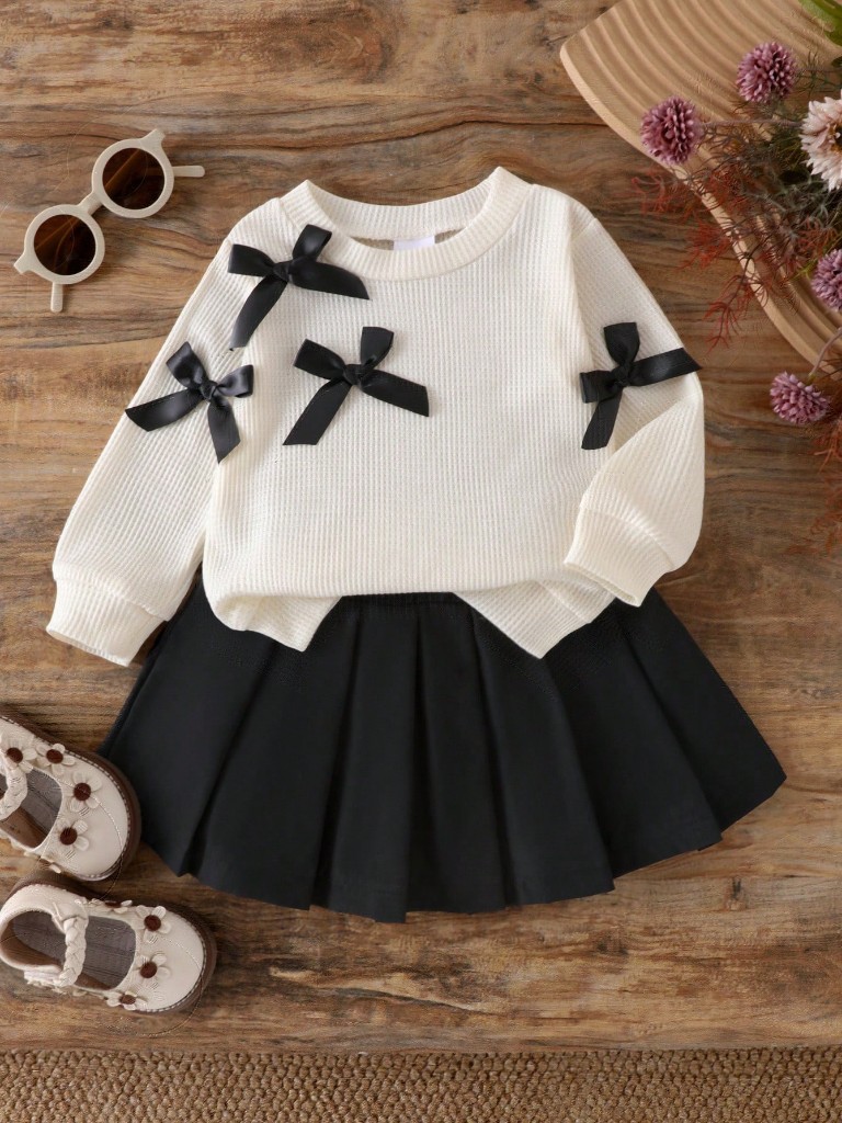 Conjunto de Falda plisada negra y Suéter blanco con Lazos negros