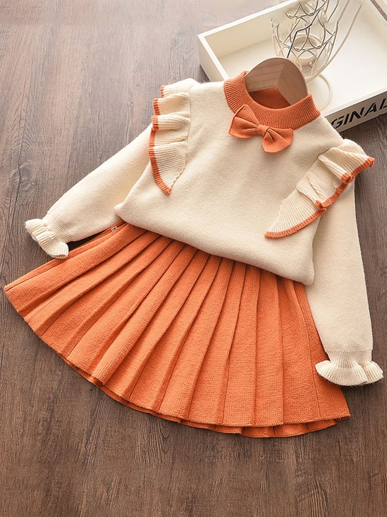 Conjunto de Falda plisada naranja con suéter color crema