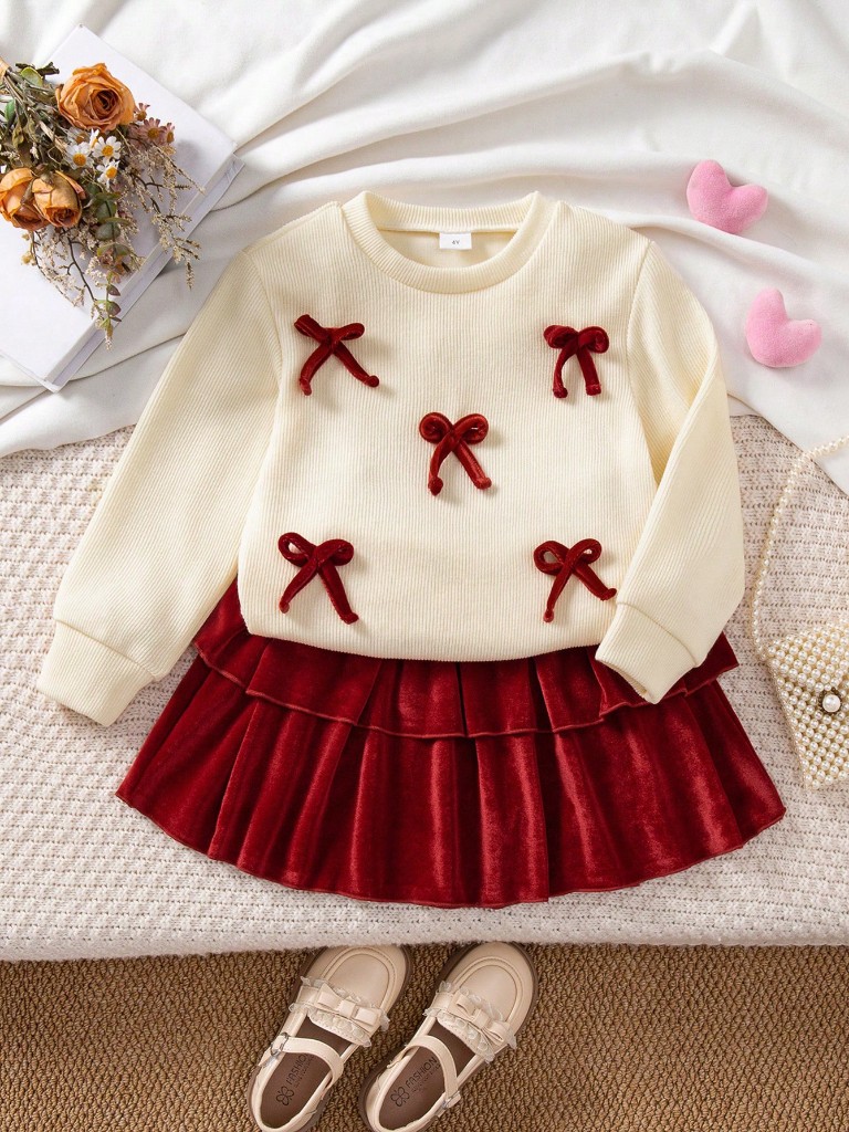 Conjunto de Falda vinotinto y Suéter beige con lazos vinotintos