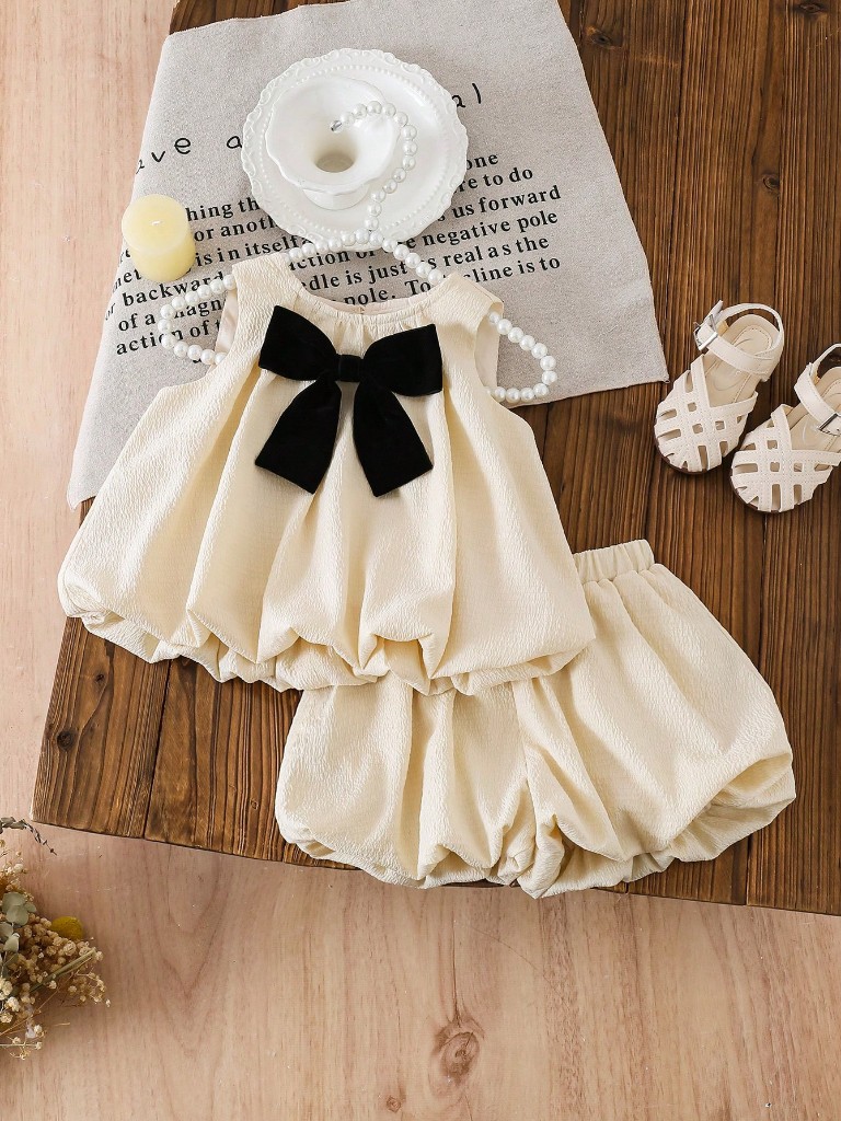 Conjunto Elegante beige con lazo negro