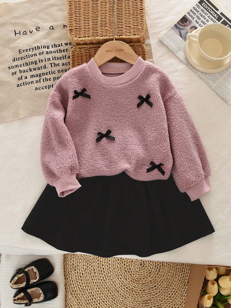 Conjunto de Falda negra y Suéter rosa con lazos negros