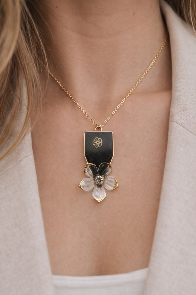Collar Dije Flor Resina Negra
