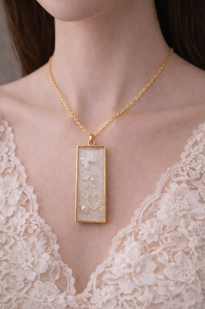 Collar de Dije Rectangular con Perlas
