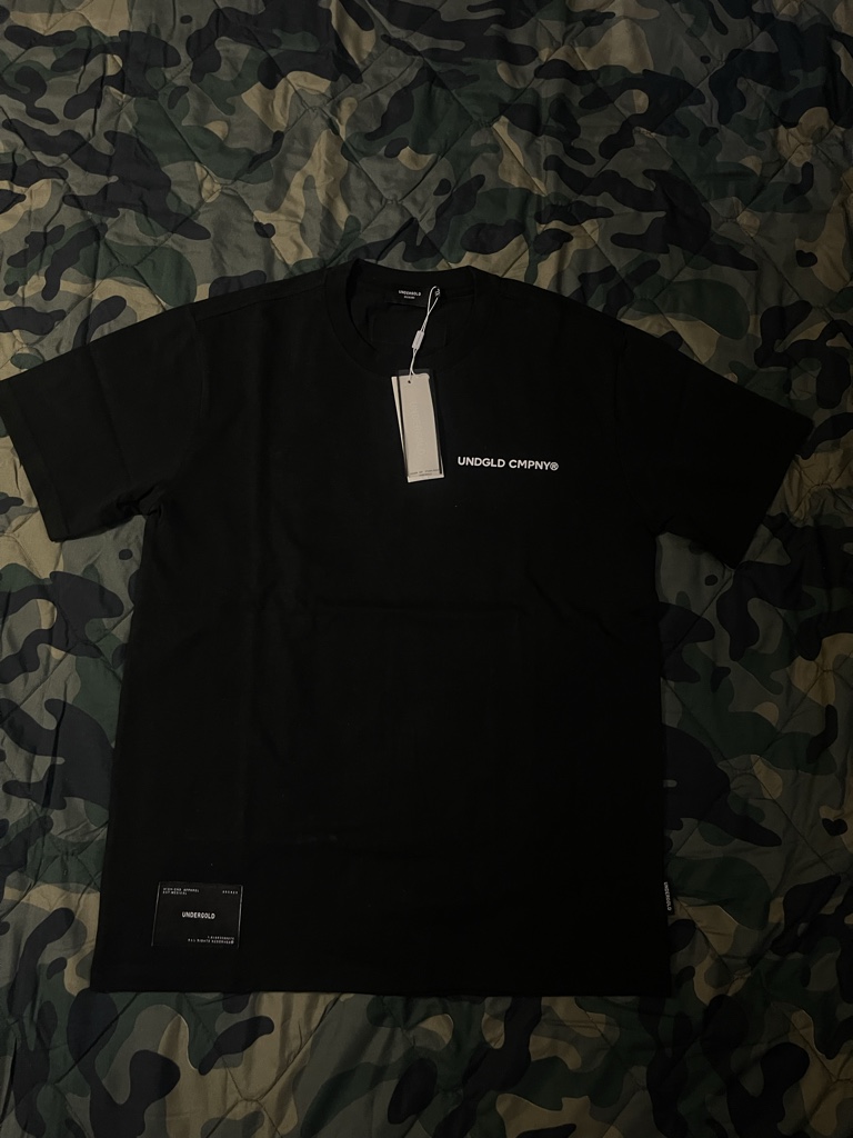 Camisa UNDERGOLD negra con mundo atrás