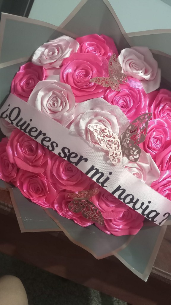 Ramo de rosas con frases