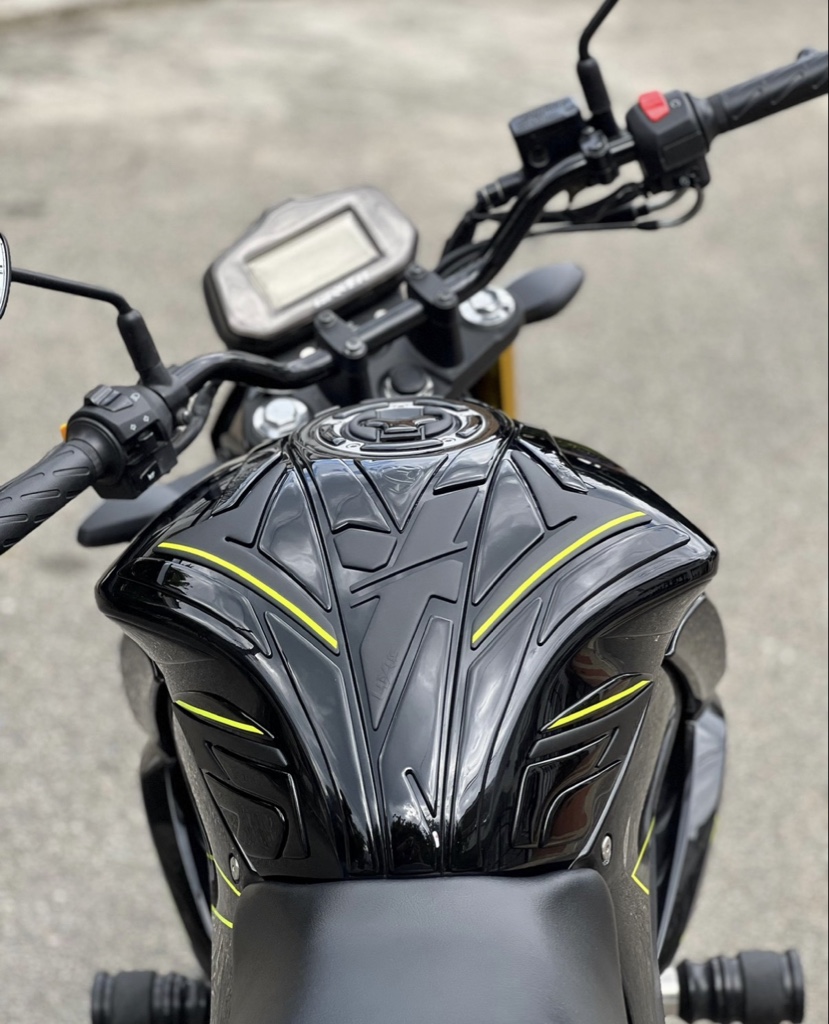 Protector de tanque negro verde neón gixxer