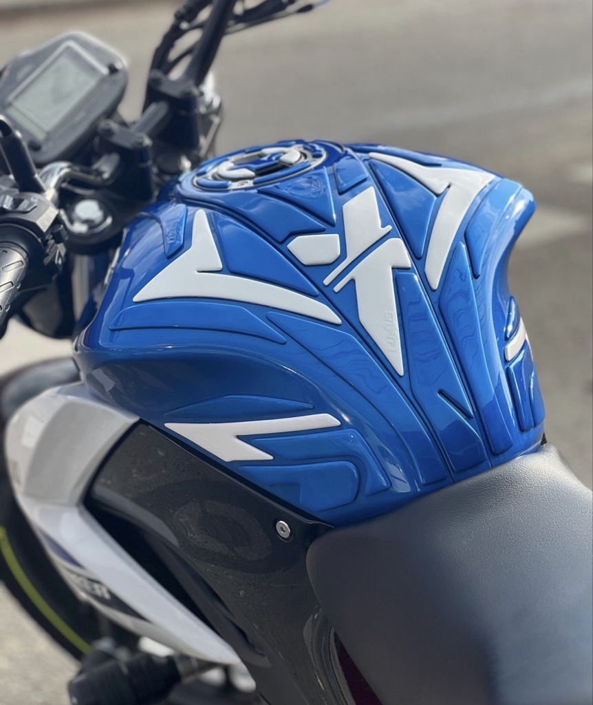 Protector de tanque azul blanco gixxer