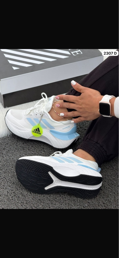 Zapatillas Adidas blancas con detalles celestes