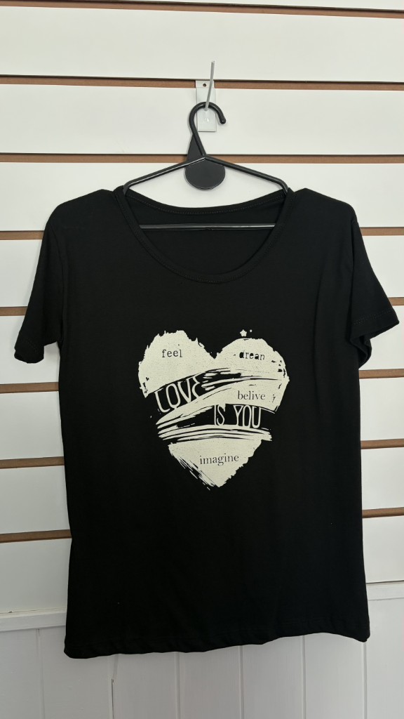 Remera negra estampada