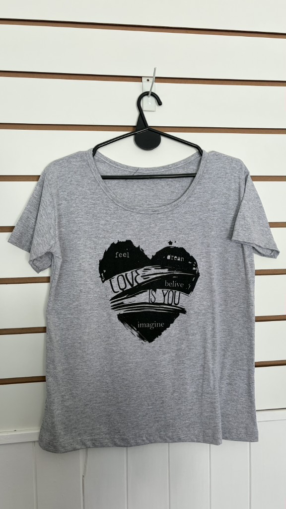 Remera gris estampada