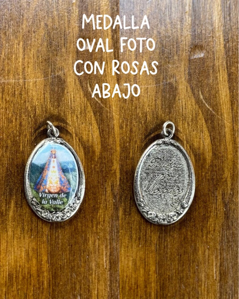 Medalla oval con rosas abajo foto