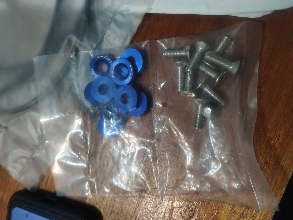 Arandelas azules con bulones