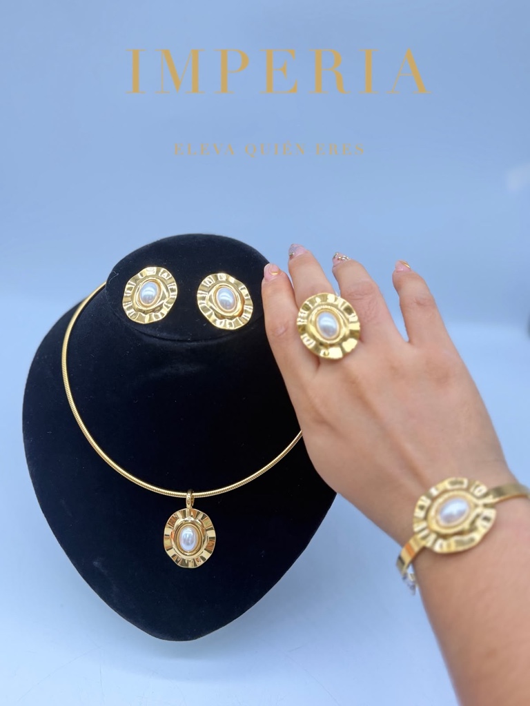 Juego de collar dorado con perlas