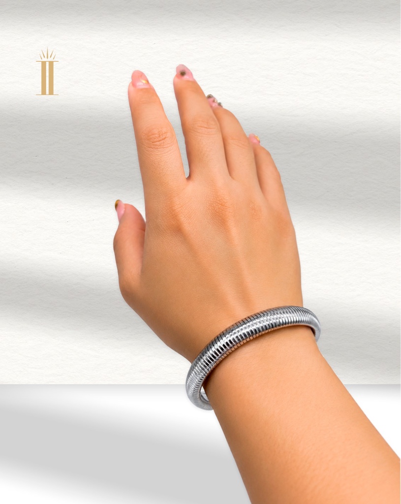 Pulsera plateada tipo brazalete
