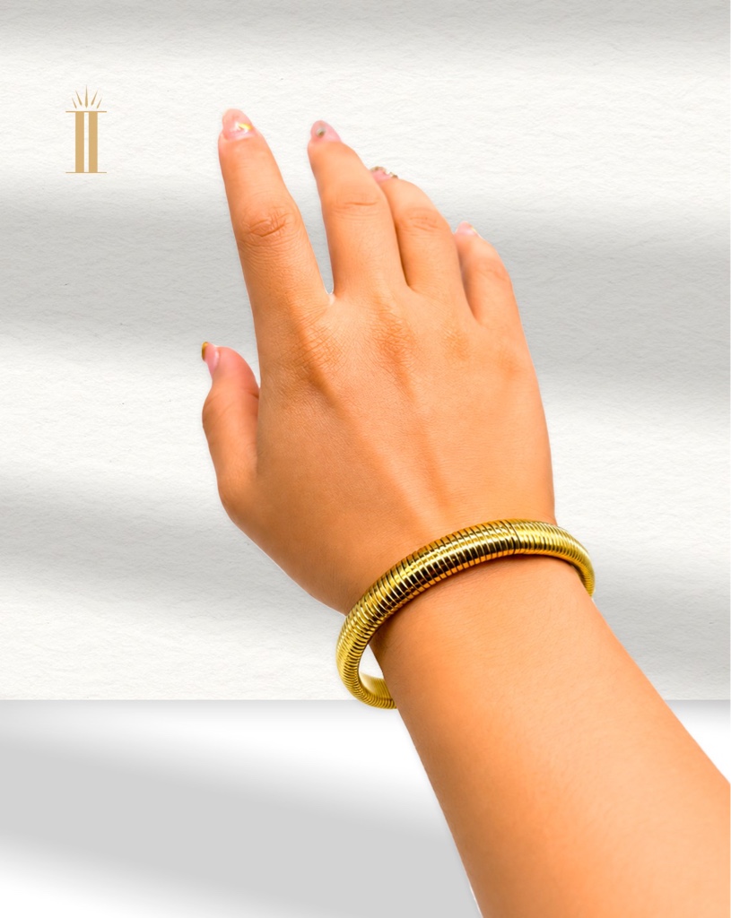 Pulsera tipo brazalete dorada