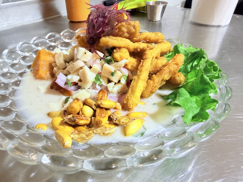 Pescado frito con salsa
