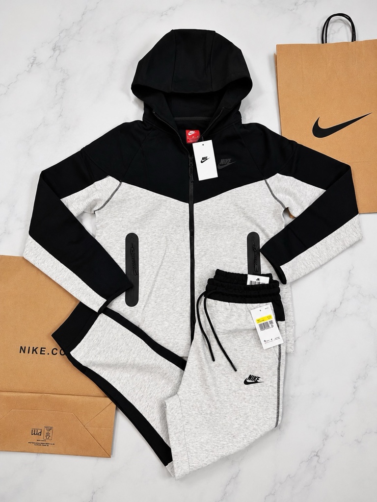 Nike tech negro y gris
