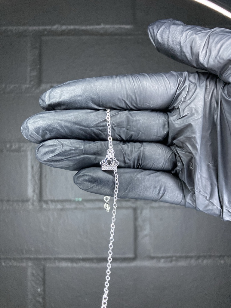 Pulsera eslabones finos con dije corazón con pequeños puntos de luz