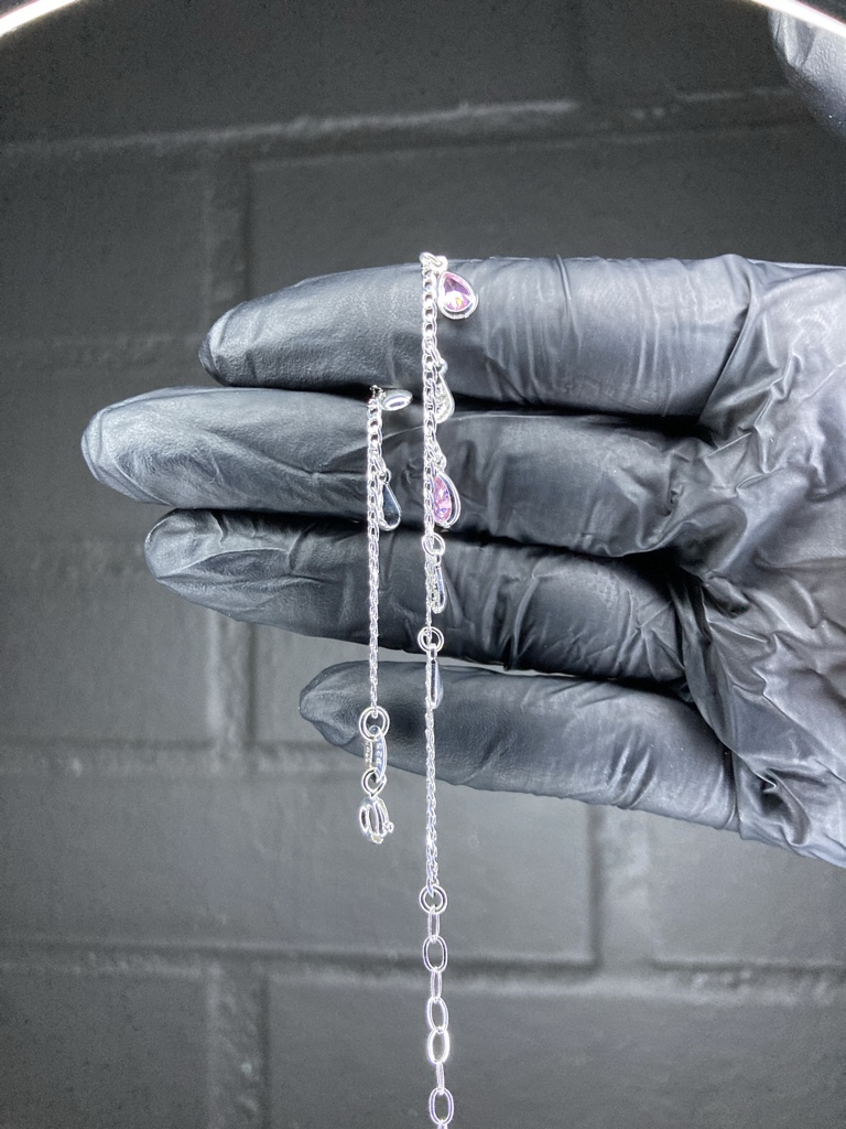 Pulsera plata con dijes gota rosada