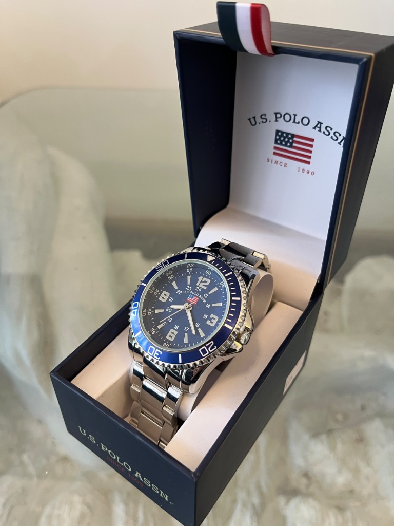 Reloj Plateado Con Fondo Azul Navy