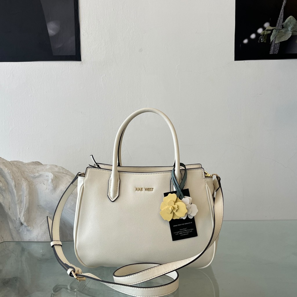 Cartera Mediana Tono Crema Con Detalles de Flores