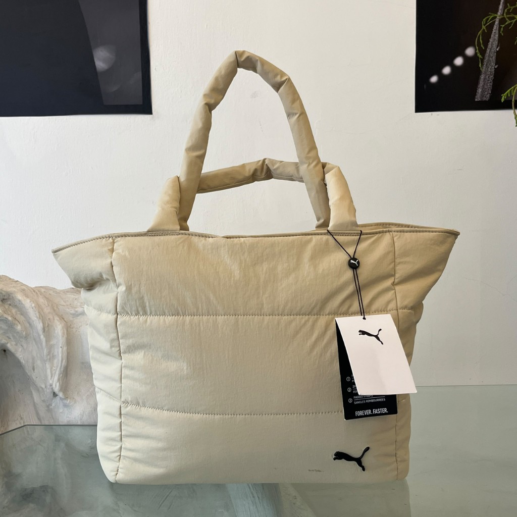 Bolso deportivo puffer Puma de color beige