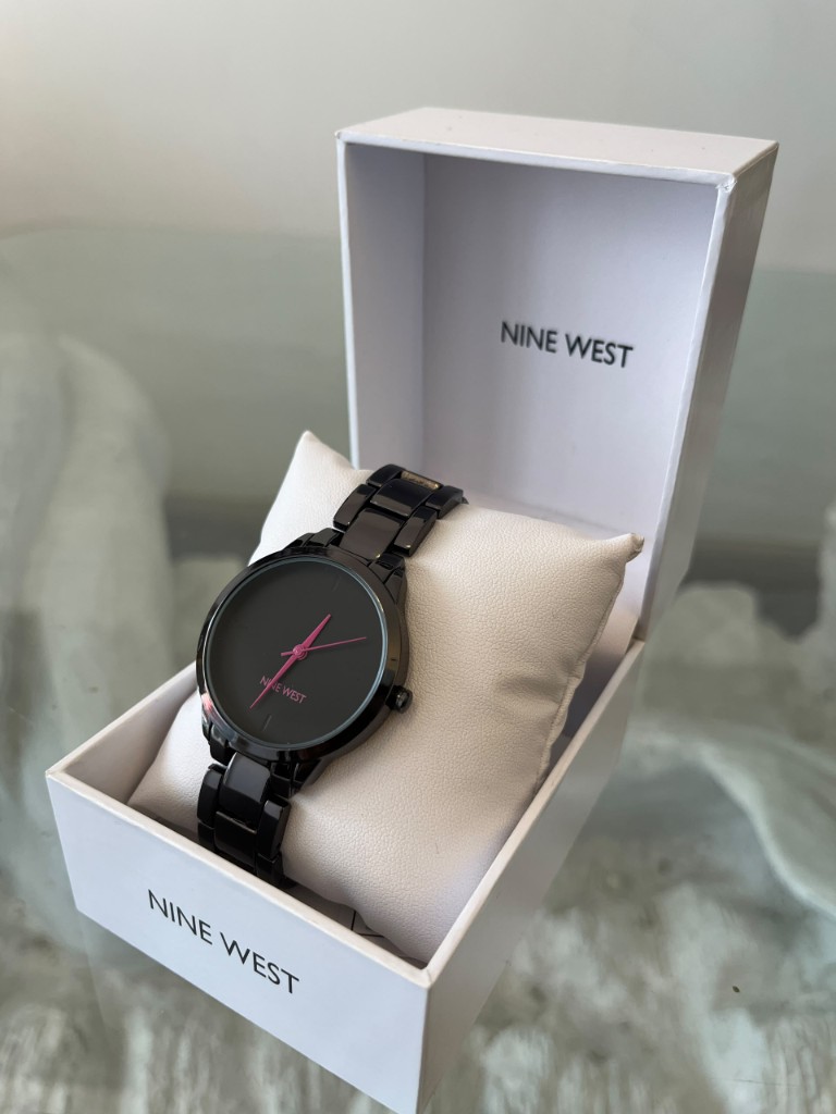 Reloj Para Dama Nine West tono Negro con Fucsia
