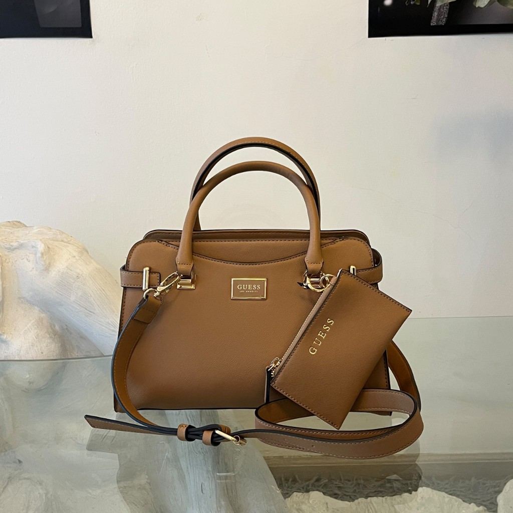 Cartera Mediana Guess Tono Camel con Accesorio